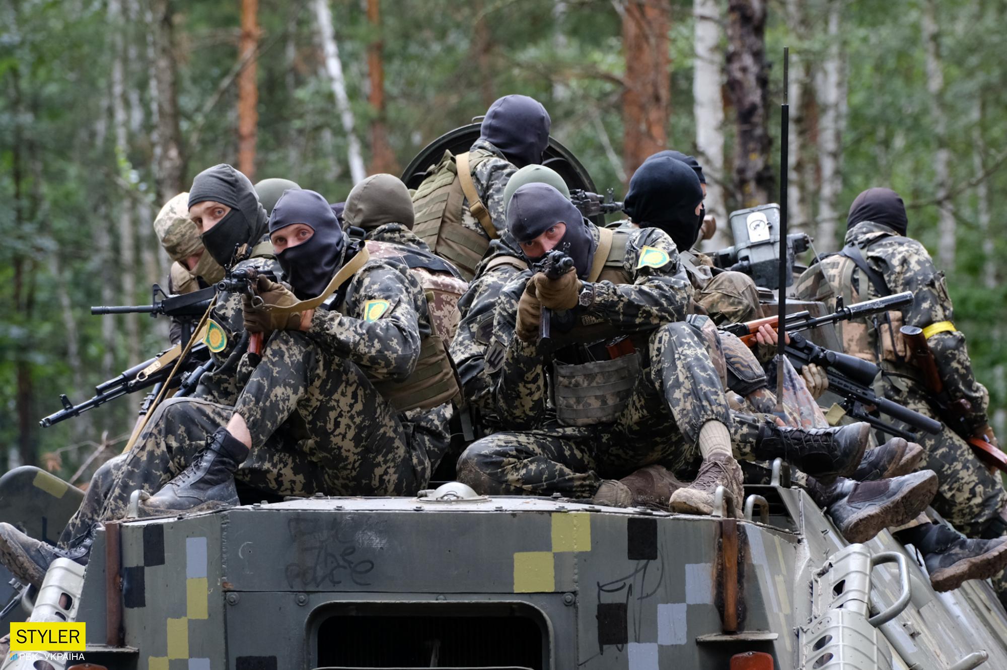 Тут ховалися 15 тисяч окупантів, а зараз тренуються бійці ТрО: сильні фото з навчального табору біля Бучі